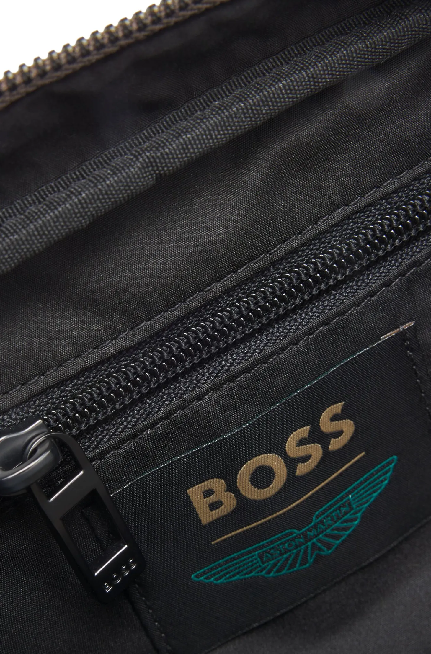 BOSS x ASTON MARTIN Umhängetasche aus Strick mit Velourslederbesatz