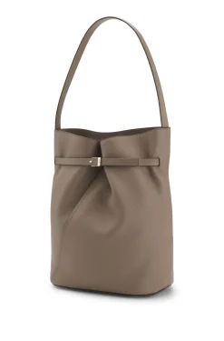 Bucket Bag aus Leder mit goldfarbenen Metalldetails