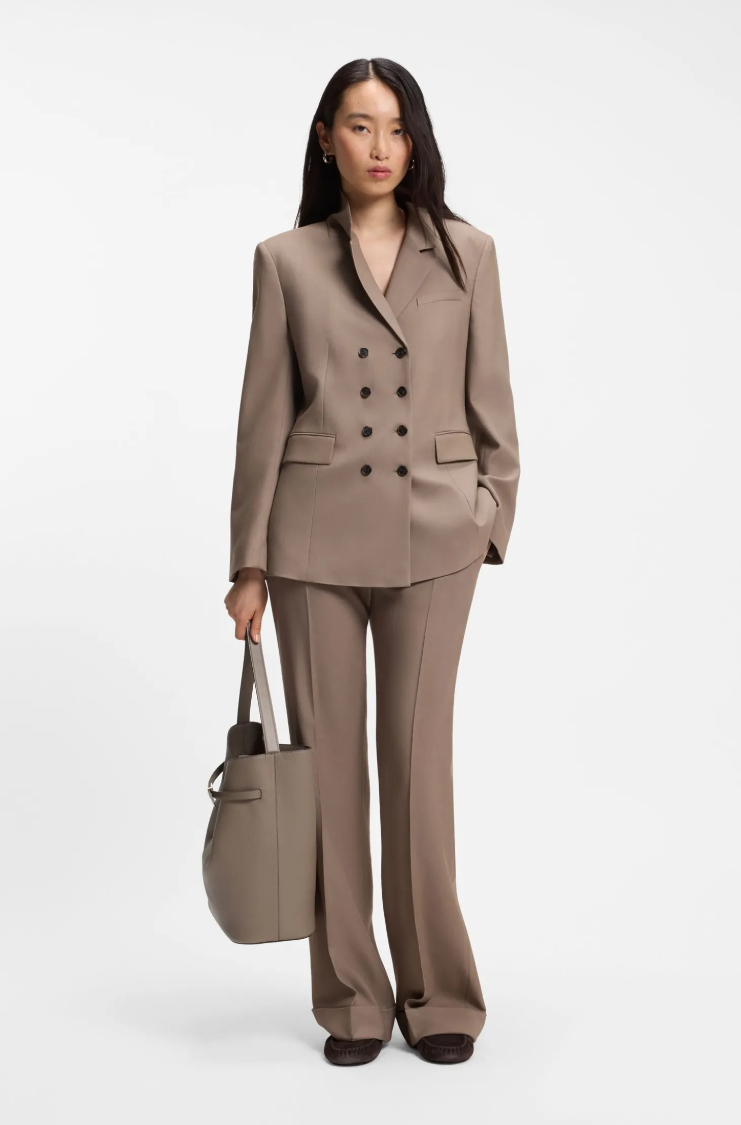 Bucket Bag aus Leder mit goldfarbenen Metalldetails