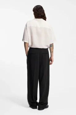 Bundfaltenhose mit Details im Überwendlichstich