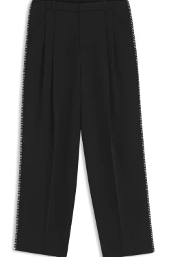 Bundfaltenhose mit Details im Überwendlichstich