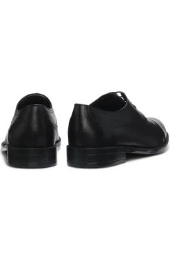 Derbys aus genarbtem Leder mit Zehenkappe