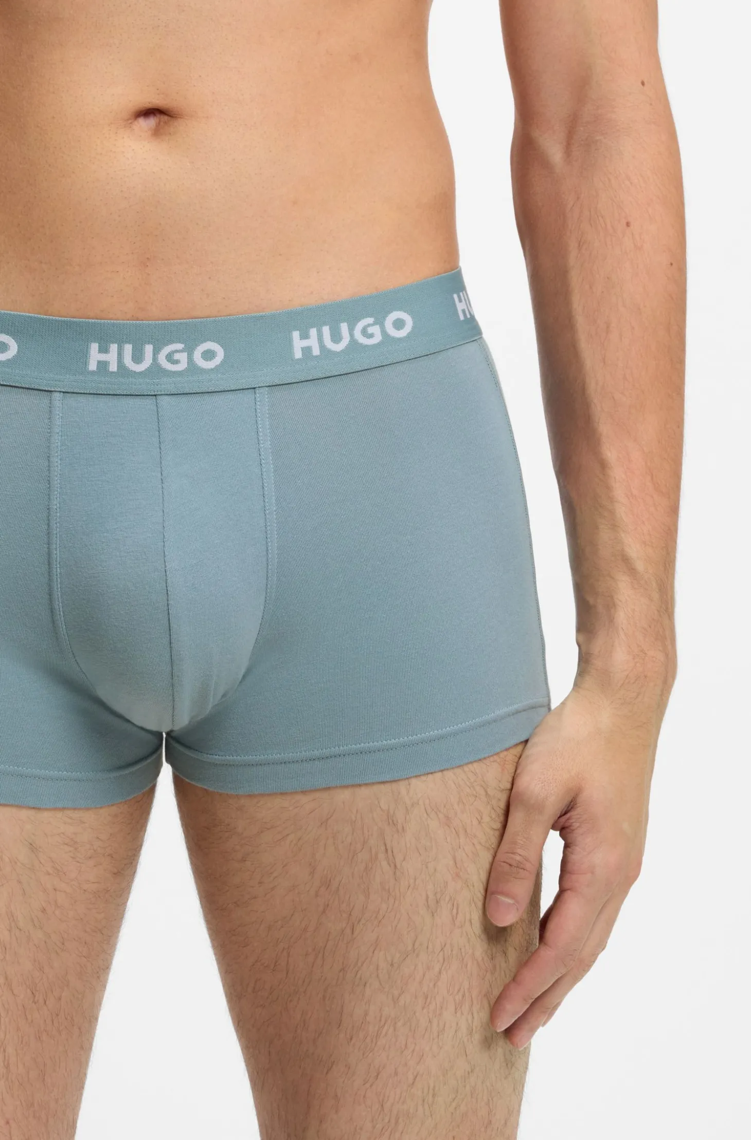 Dreierpack eng anliegende Boxershorts mit kurzem Bein und Jacquard-Logo am Bund