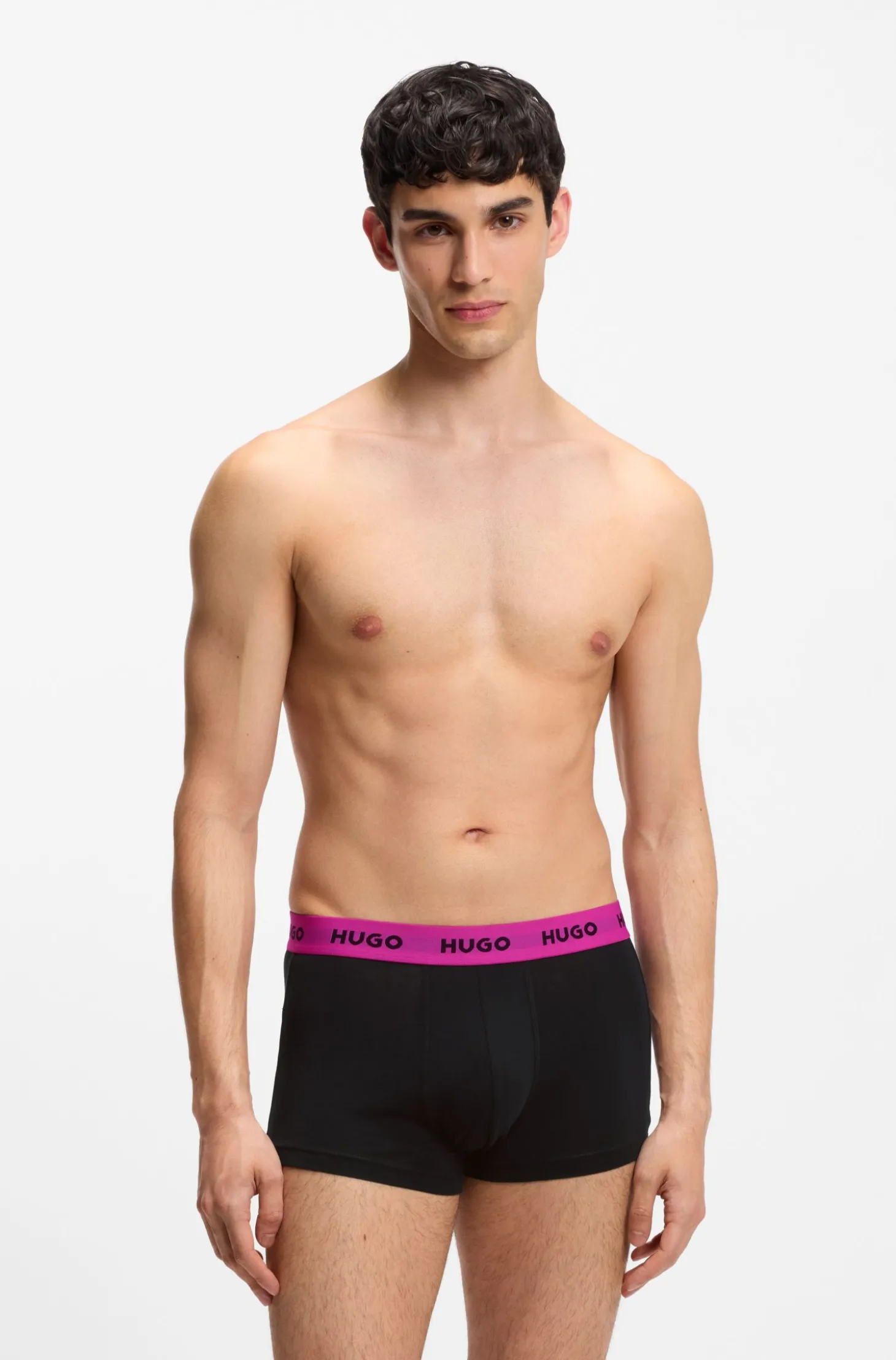Dreierpack eng anliegende Boxershorts mit kurzem Bein und Jacquard-Logo am Bund