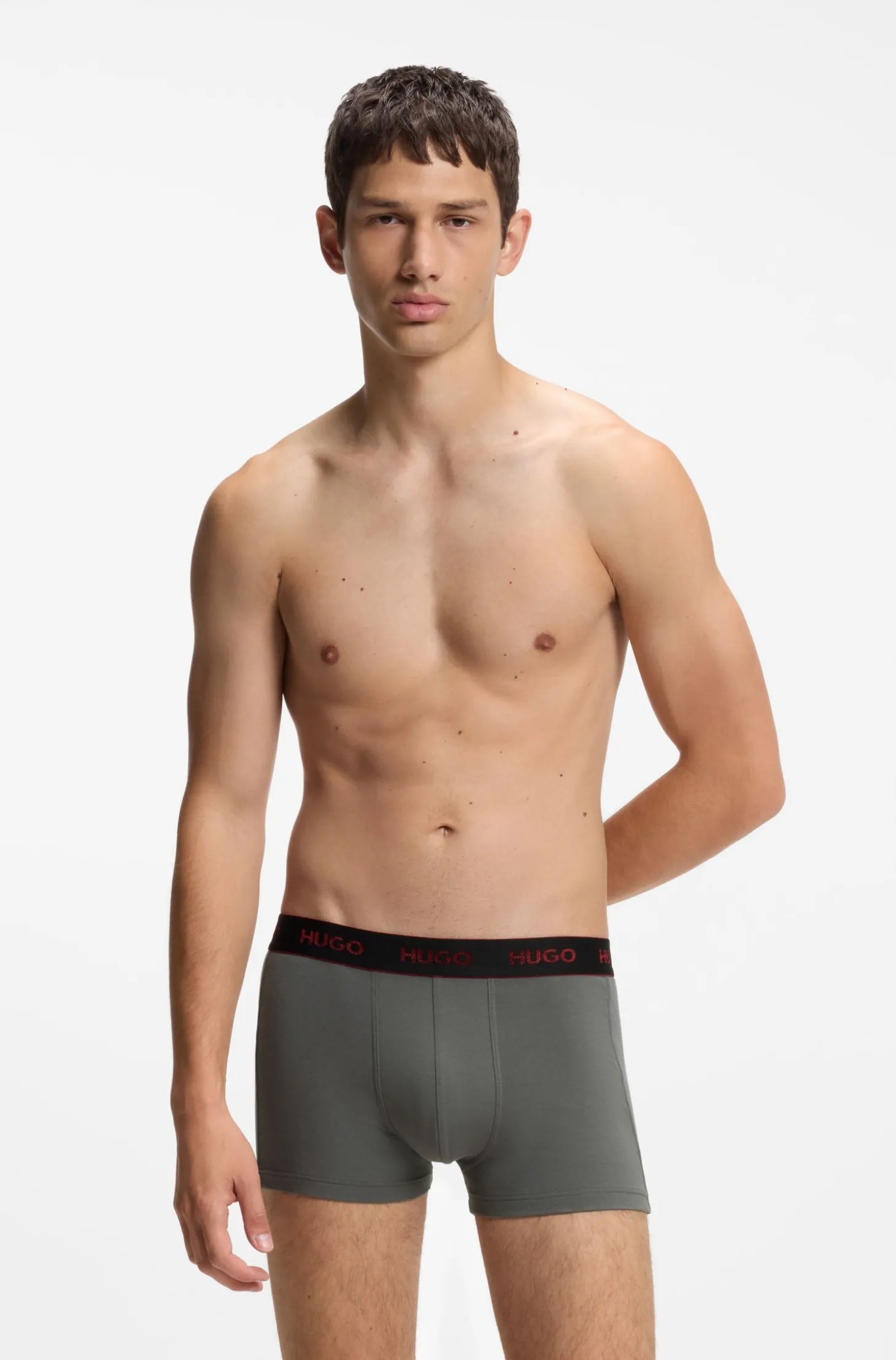 Dreierpack eng anliegende Boxershorts mit kurzem Bein und Jacquard-Logo am Bund
