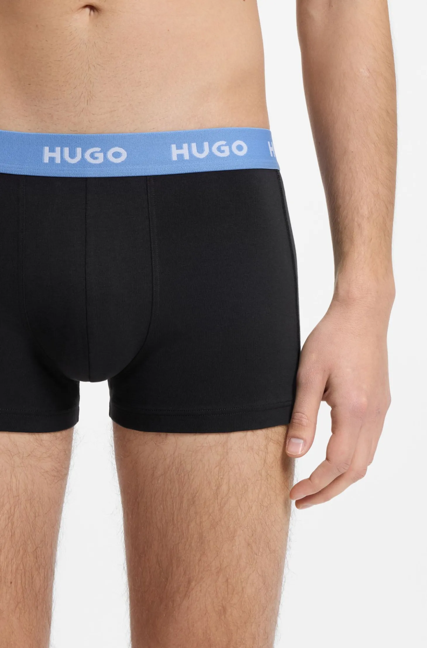 Dreierpack eng anliegende Boxershorts mit kurzem Bein aus Stretch-Baumwolle mit Logo-Bund