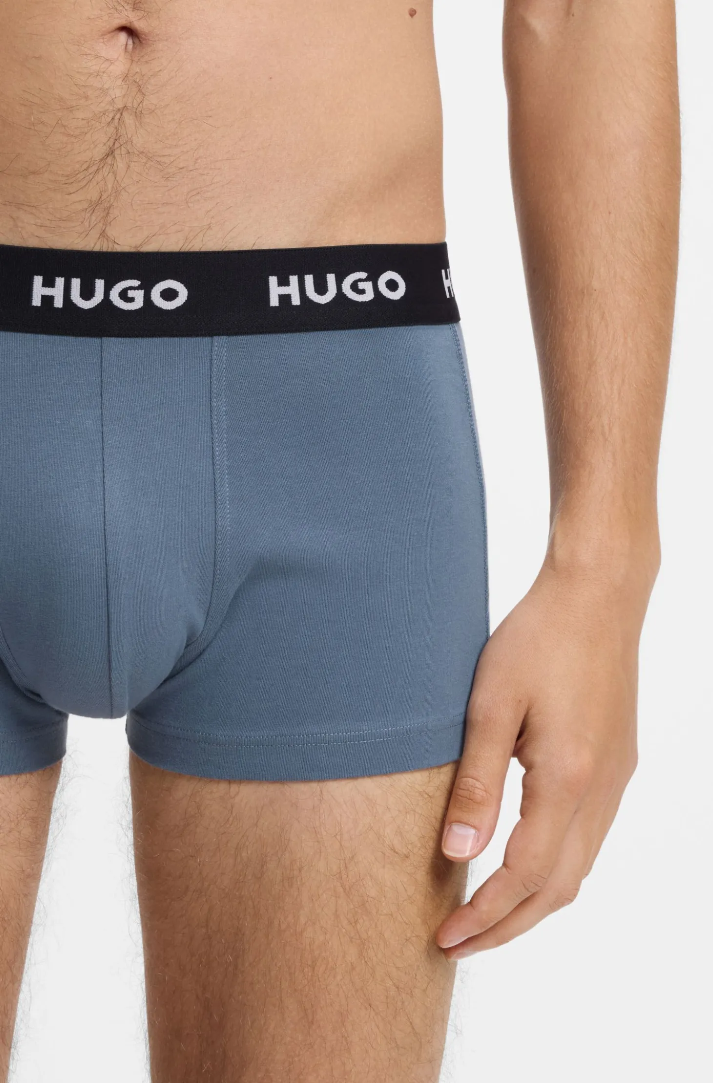 Dreierpack eng anliegende Boxershorts mit kurzem Bein und Jacquard-Logo am Bund