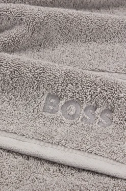Duschtuch aus Baumwolle in Silber mit Logo-Stickerei
