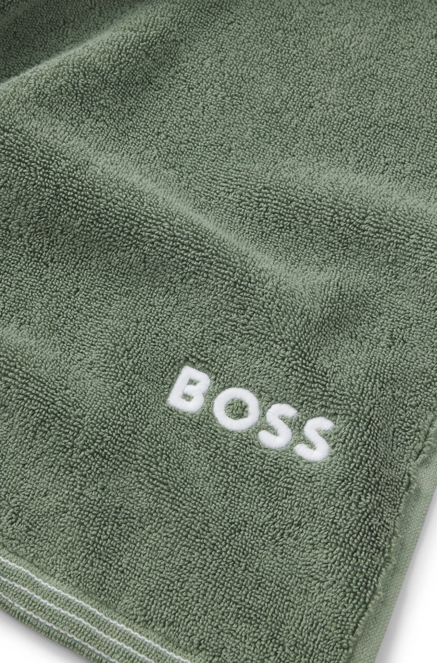 Duschtuch aus Baumwolle mit kontrastfarbener Logo-Stickerei