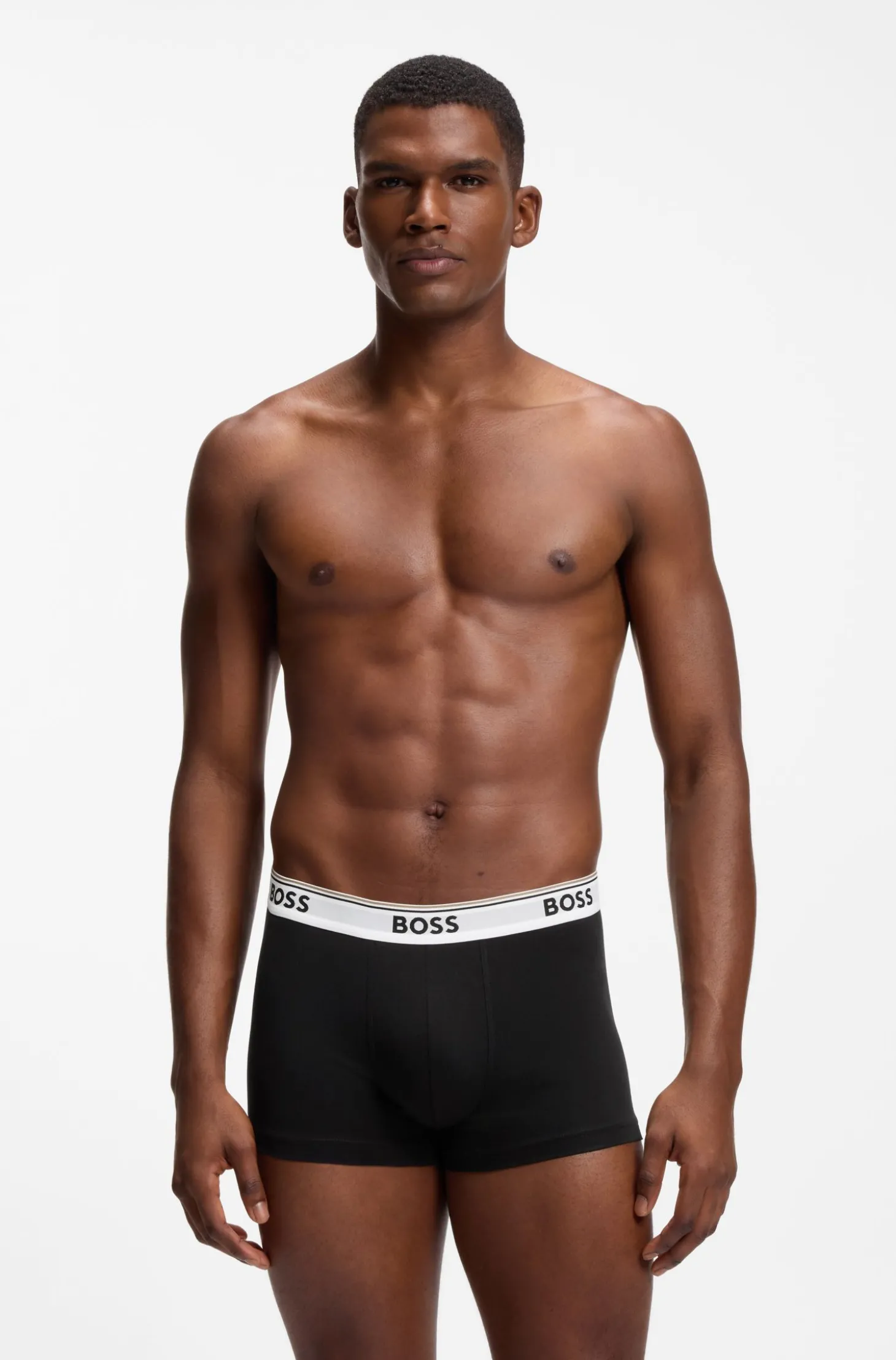 Eng anliegende Boxershorts aus Stretch-Baumwolle mit kurzem Bein und fortlaufenden Logos