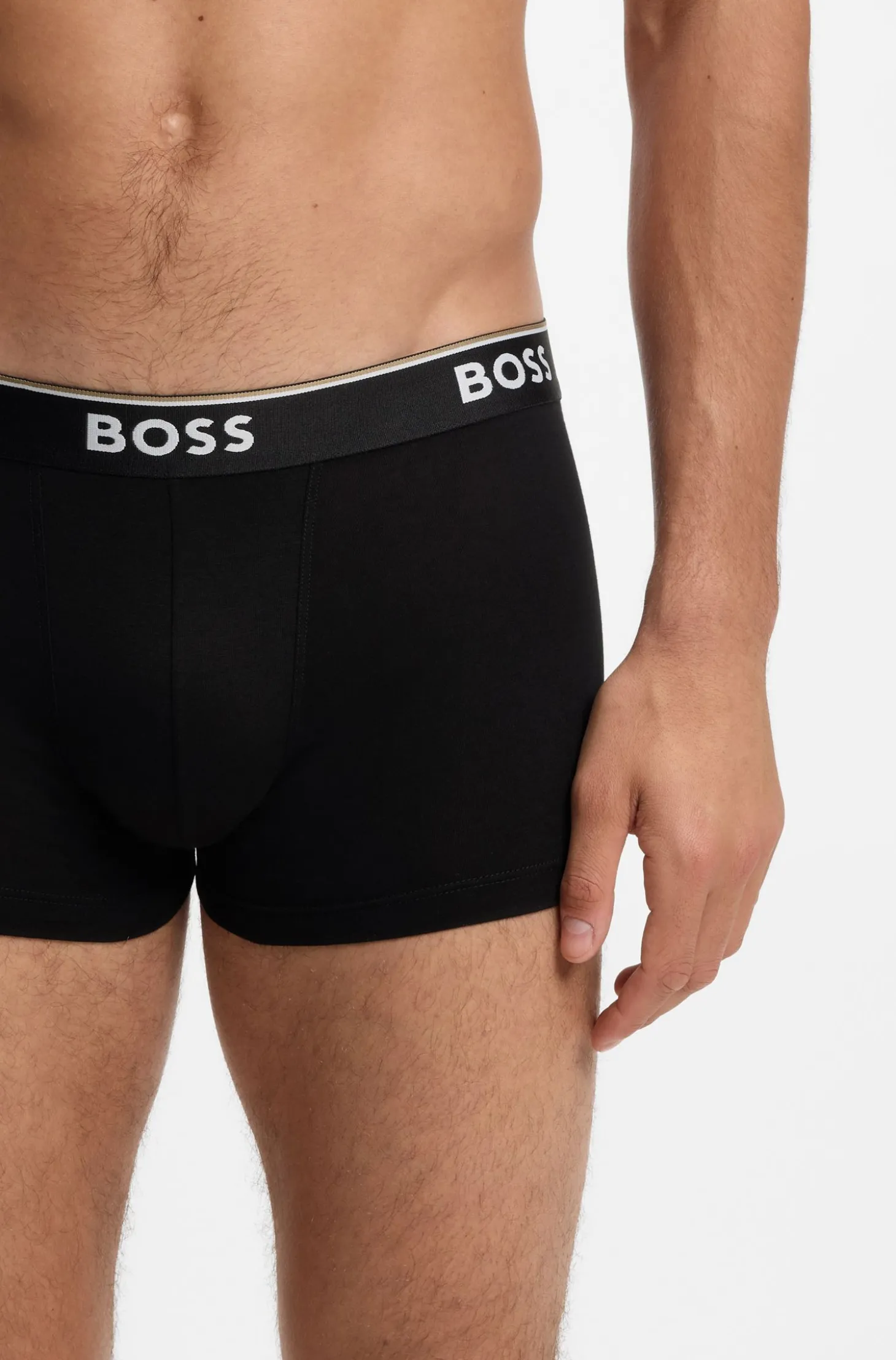 Eng anliegende Boxershorts aus Stretch-Baumwolle mit kurzem Bein und fortlaufenden Logos