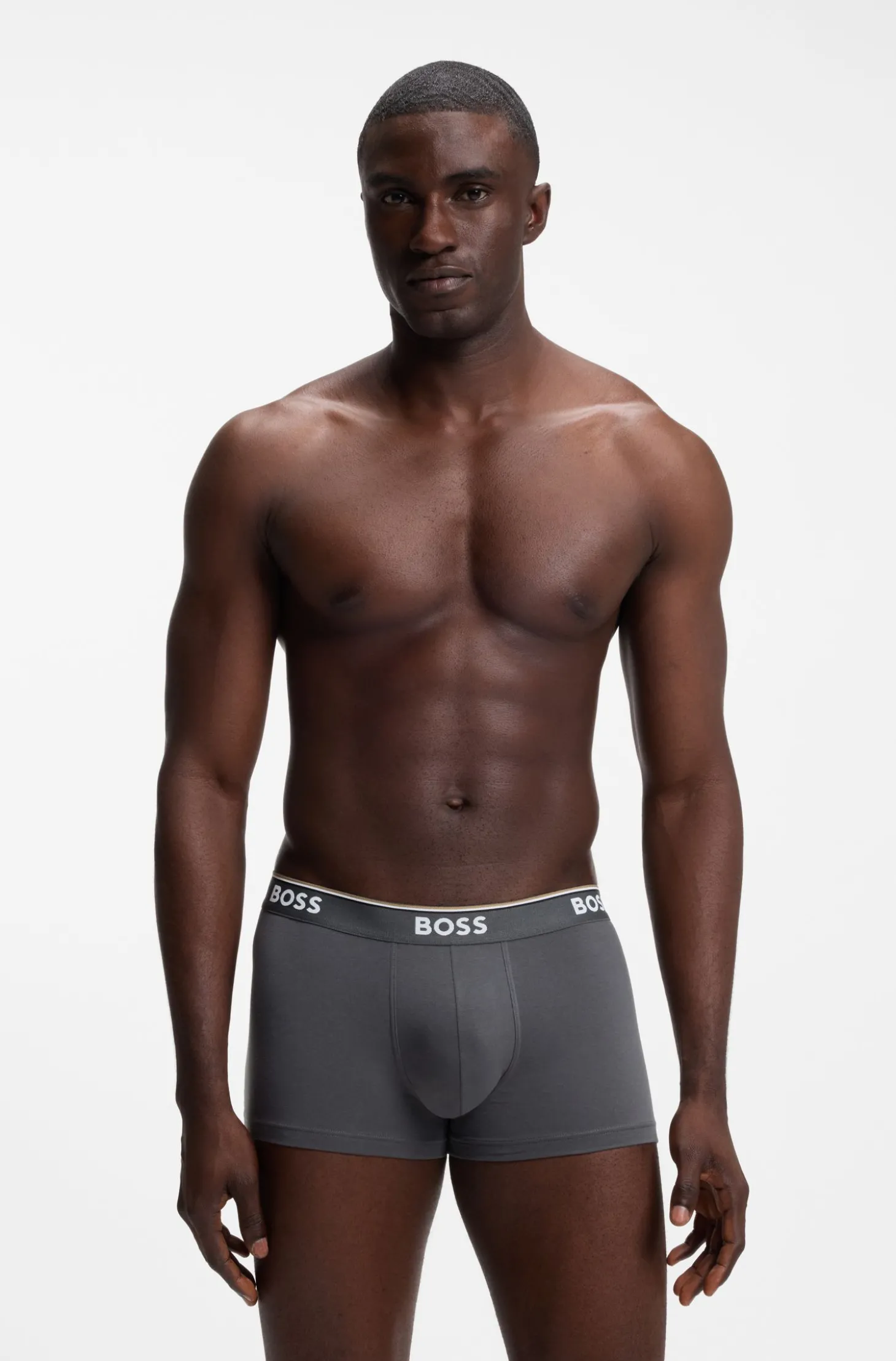 Eng anliegende Boxershorts aus Stretch-Baumwolle mit kurzem Bein und fortlaufenden Logos