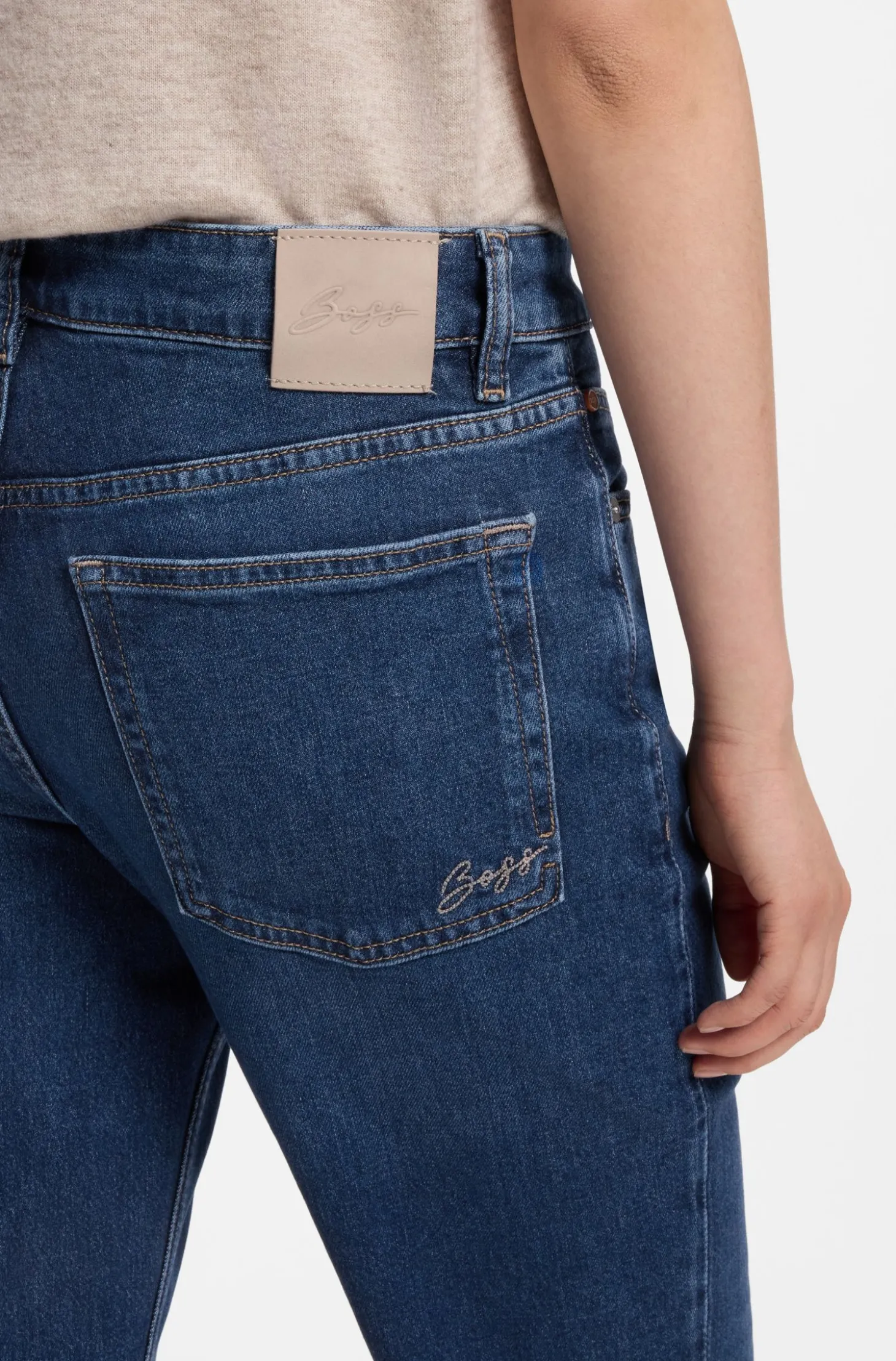 Flared-Fit Jeans aus dunkelblauem Stretch-Denim