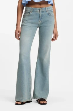 Flared Jeans aus hellblauem Denim