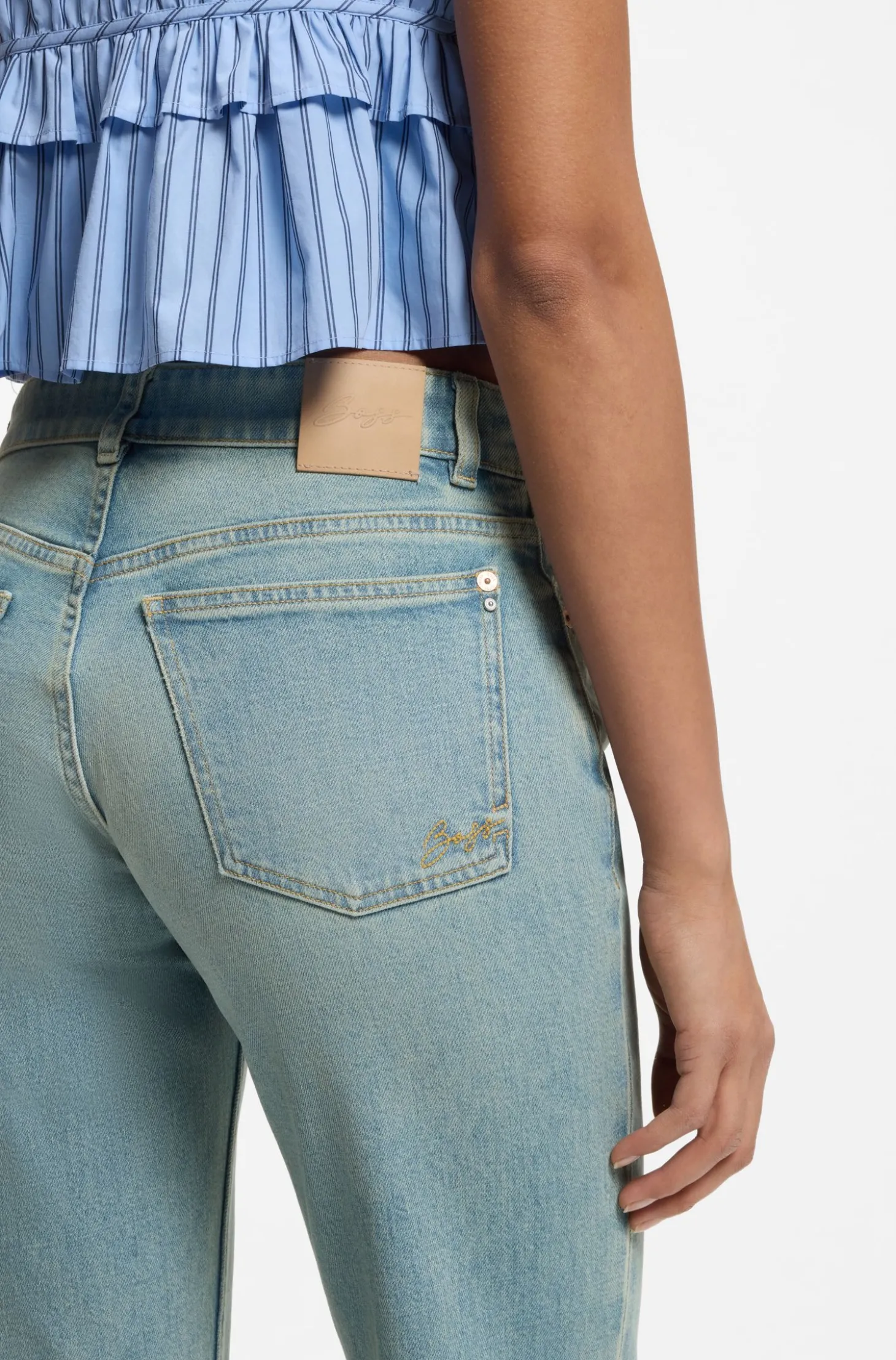 Flared Jeans aus hellblauem Denim