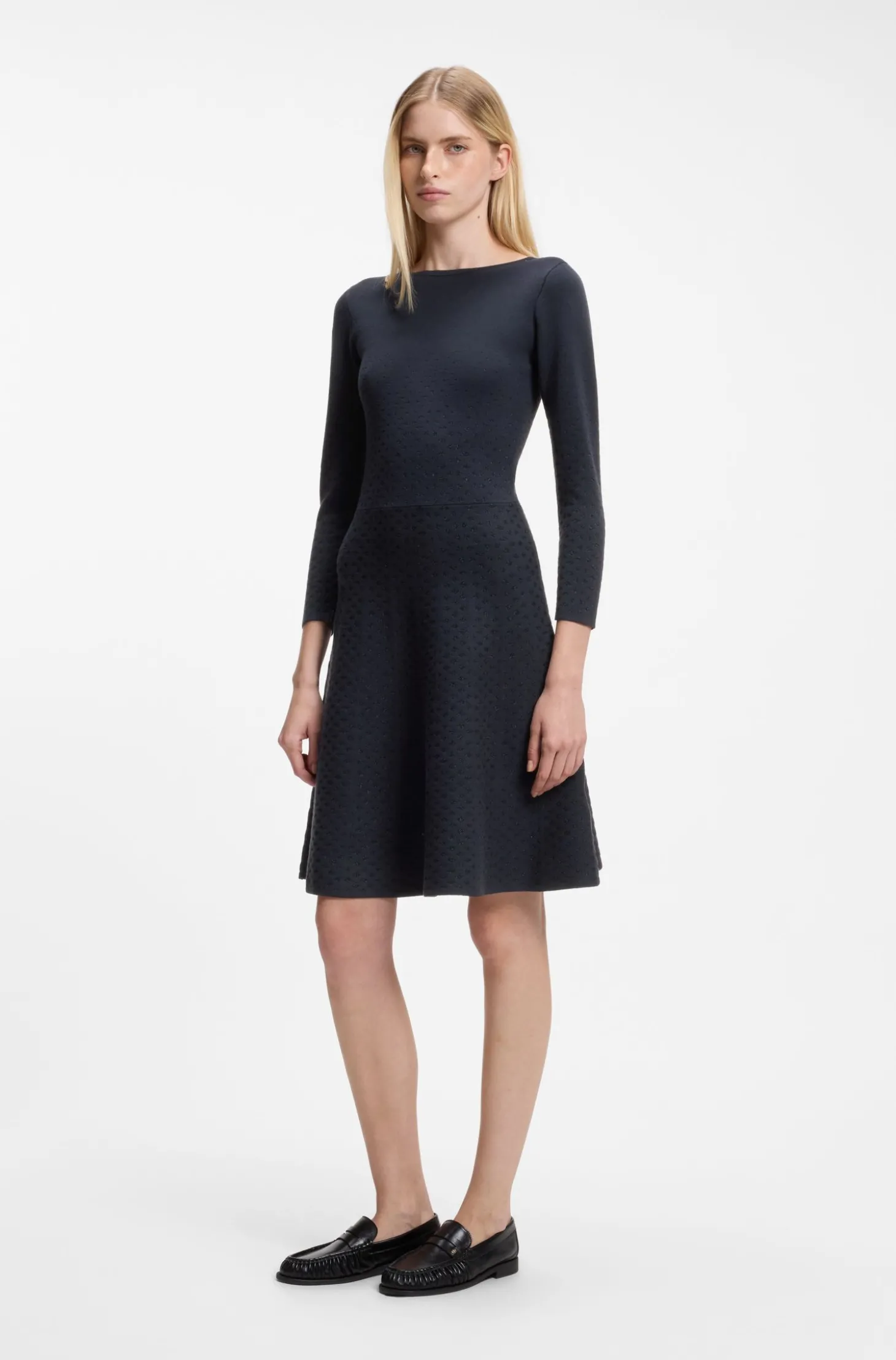 Gemustertes Kleid aus Stretch-Strick mit U-Boot-Ausschnitt