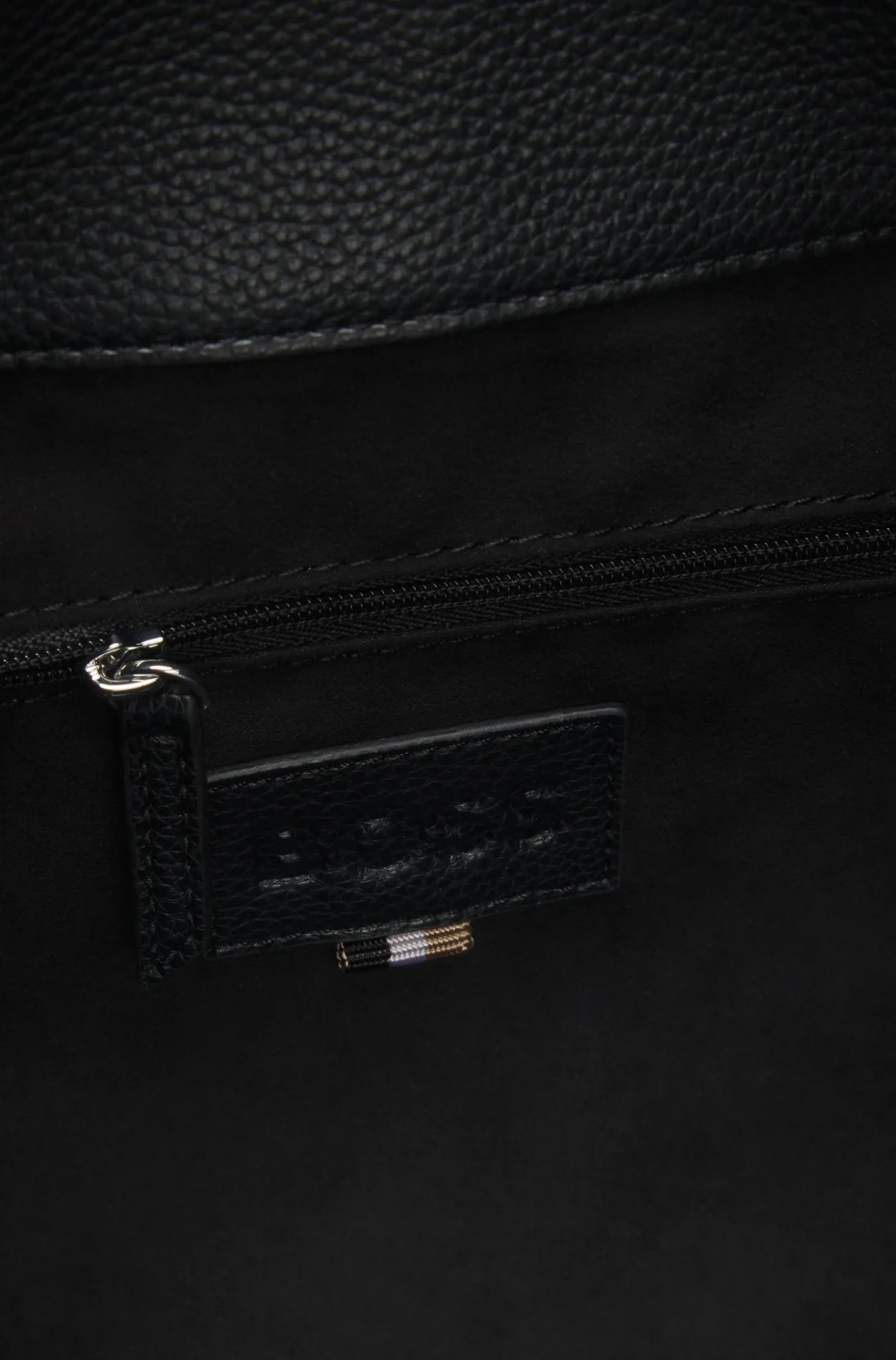 Genarbte Hobo Bag mit Double-B-Monogramm
