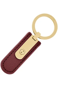 Genarbter burgunderroter Schlüsselanhänger mit goldfarbenem Double-B-Metalldetail