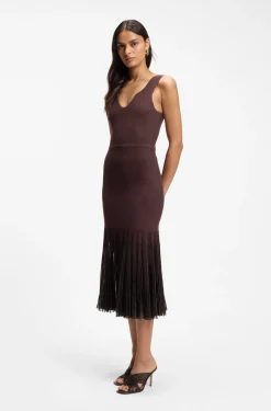 Geripptes Strickkleid mit transparenten Plisseefalten