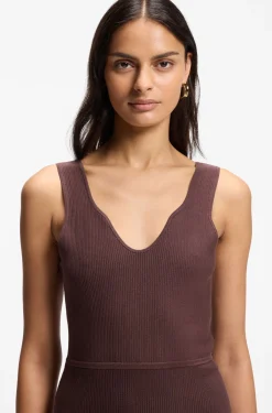 Geripptes Strickkleid mit transparenten Plisseefalten