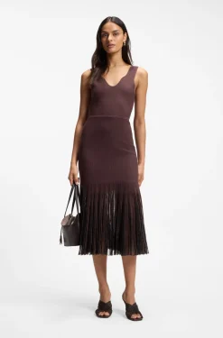 Geripptes Strickkleid mit transparenten Plisseefalten