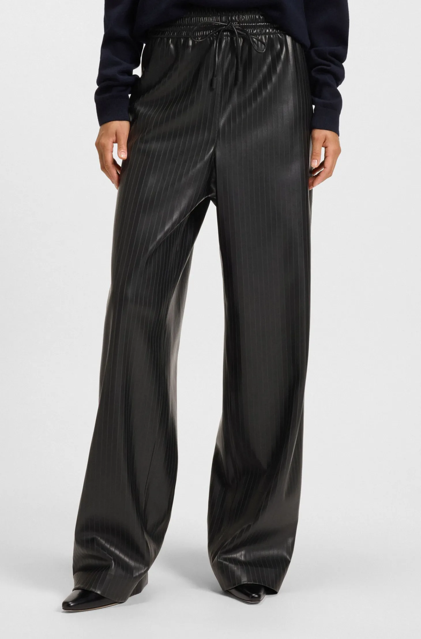 Gestreifte Relaxed-Fit Hose aus Kunstleder mit weitem Beinverlauf