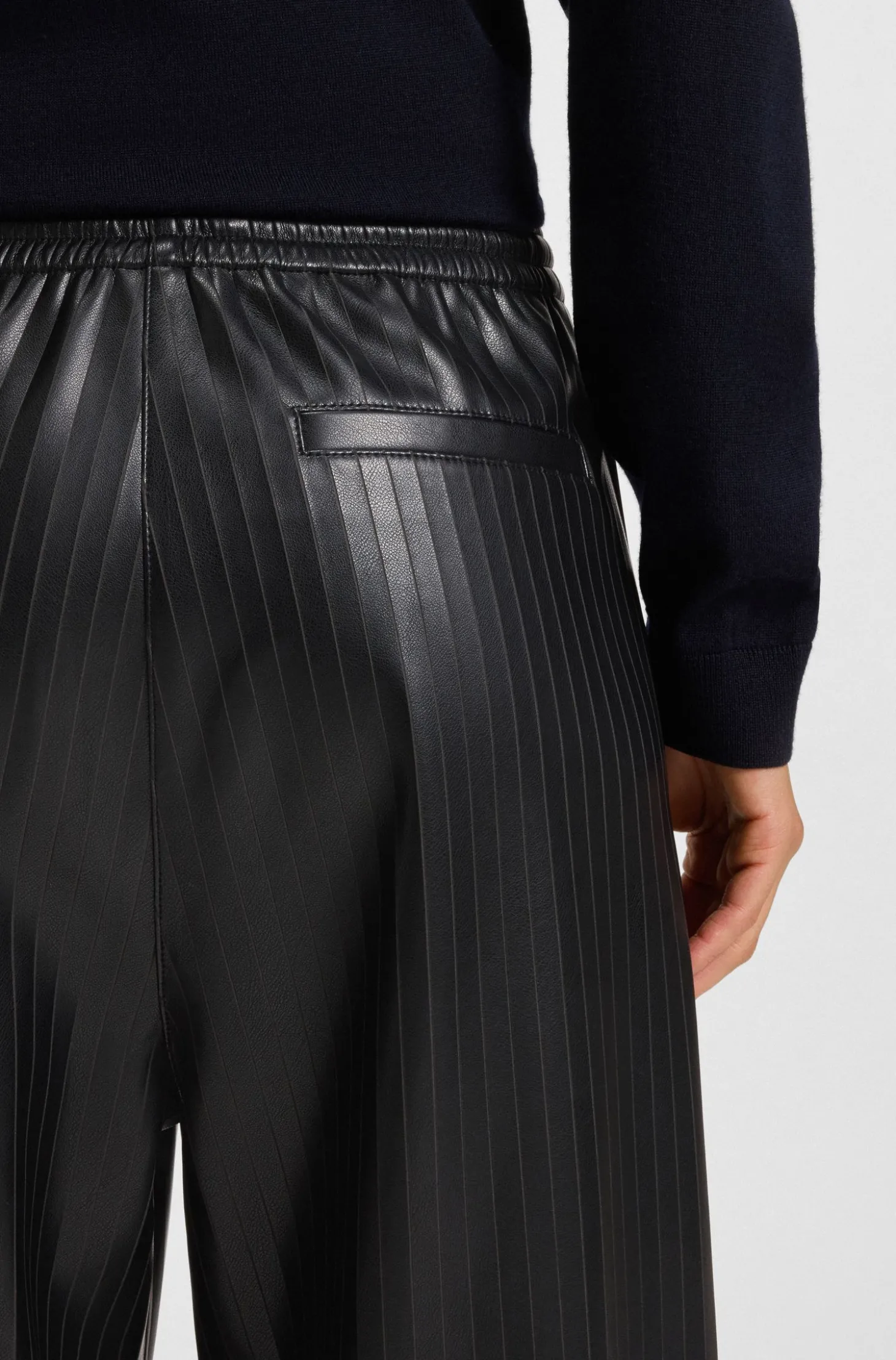 Gestreifte Relaxed-Fit Hose aus Kunstleder mit weitem Beinverlauf