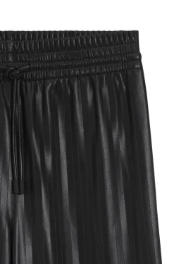 Gestreifte Relaxed-Fit Hose aus Kunstleder mit weitem Beinverlauf