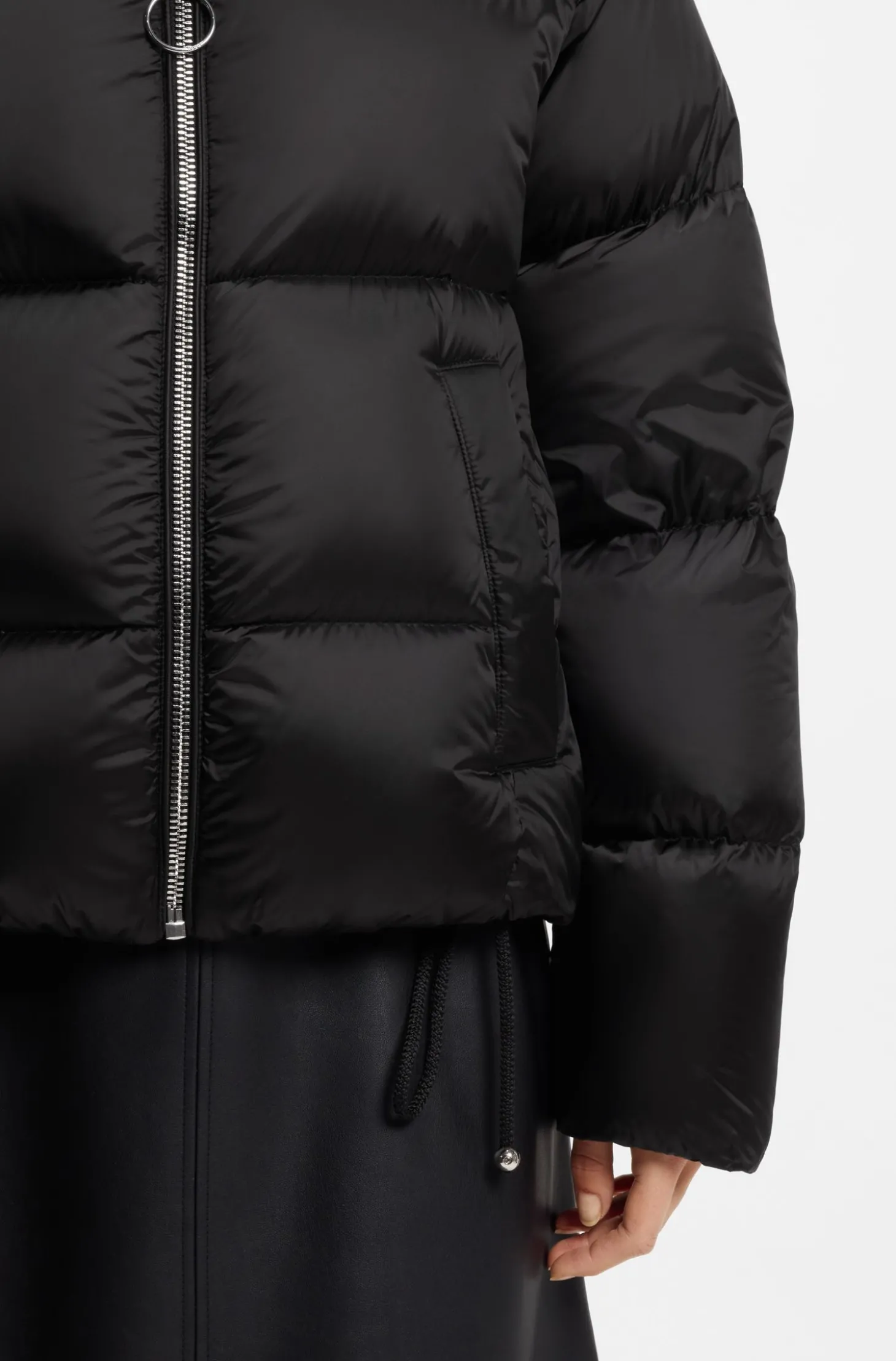 Glänzende Daunensteppjacke mit Statement-Zipper