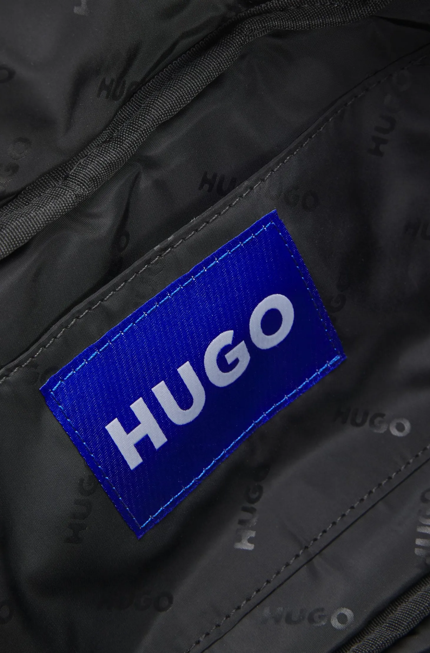 Gürteltasche mit blauem Logo-Label