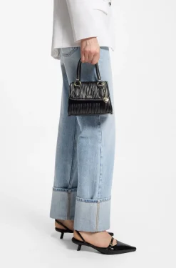 Handtasche aus Kunstleder mit Matelassé-Struktur und metallenem Herzanhänger