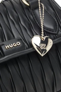 Handtasche aus Kunstleder mit Matelassé-Struktur und metallenem Herzanhänger