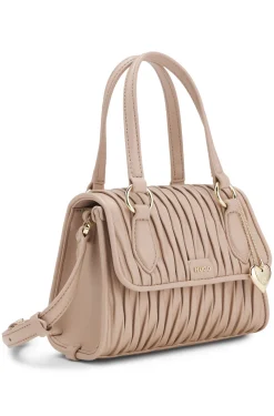 Handtasche aus Kunstleder mit Matelassé-Struktur und metallenem Herzanhänger