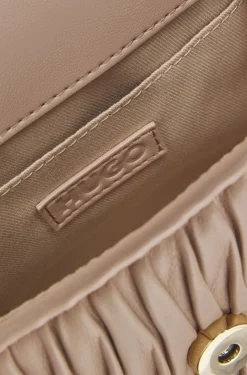 Handtasche aus Kunstleder mit Matelassé-Struktur und metallenem Herzanhänger