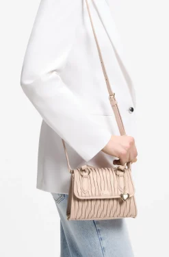 Handtasche aus Kunstleder mit Matelassé-Struktur und metallenem Herzanhänger