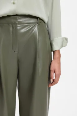 Hose aus Kunstleder mit weitem Beinverlauf