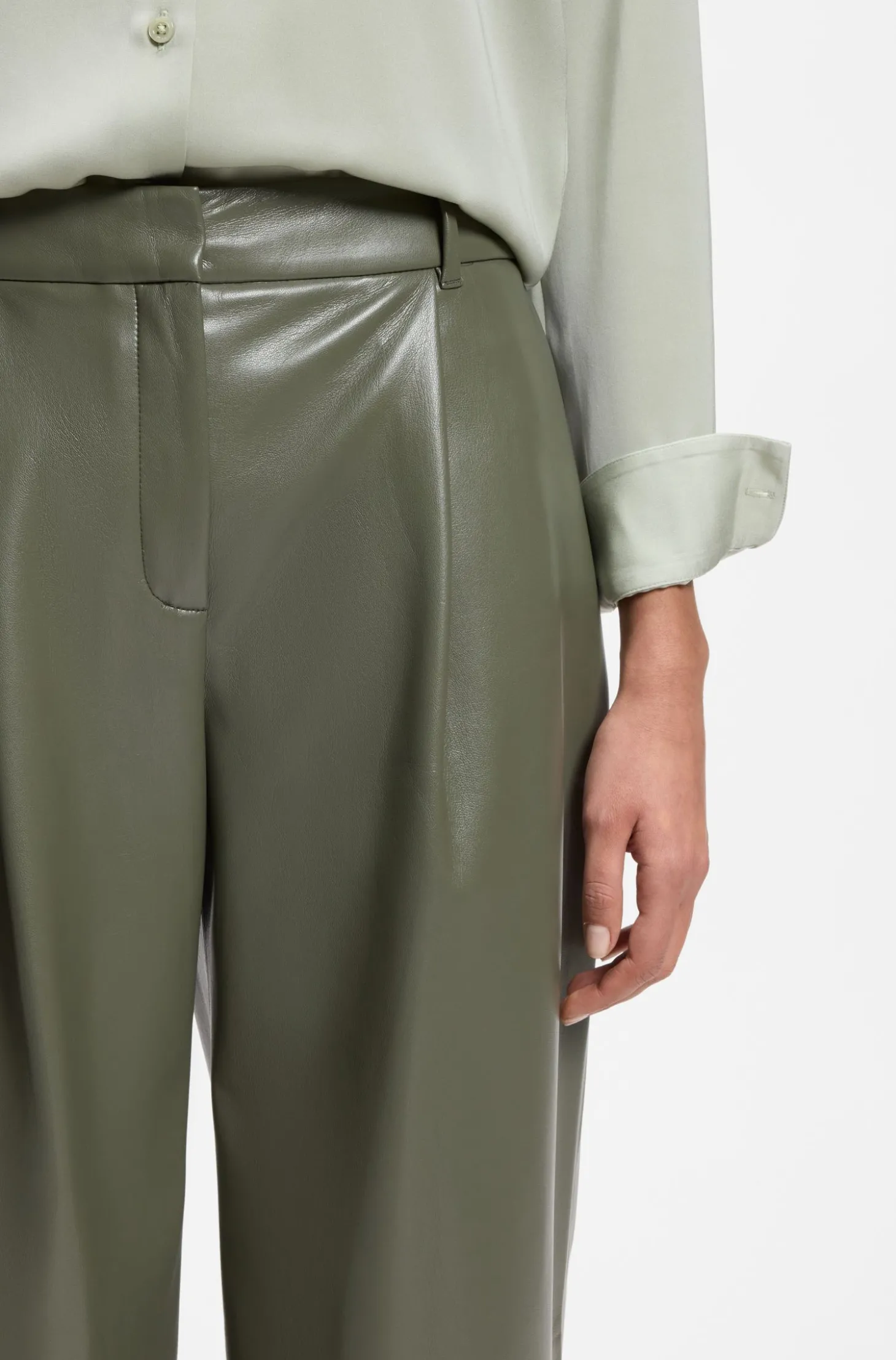 Hose aus Kunstleder mit weitem Beinverlauf