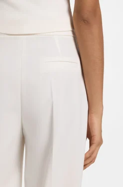 Hose aus Stretch-Gewebe mit weitem Beinverlauf