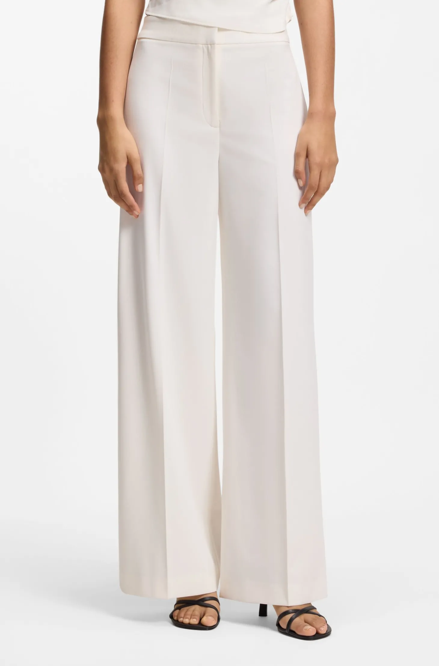 Hose aus Stretch-Gewebe mit weitem Beinverlauf