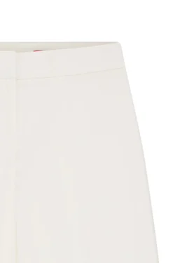 Hose aus Stretch-Gewebe mit weitem Beinverlauf