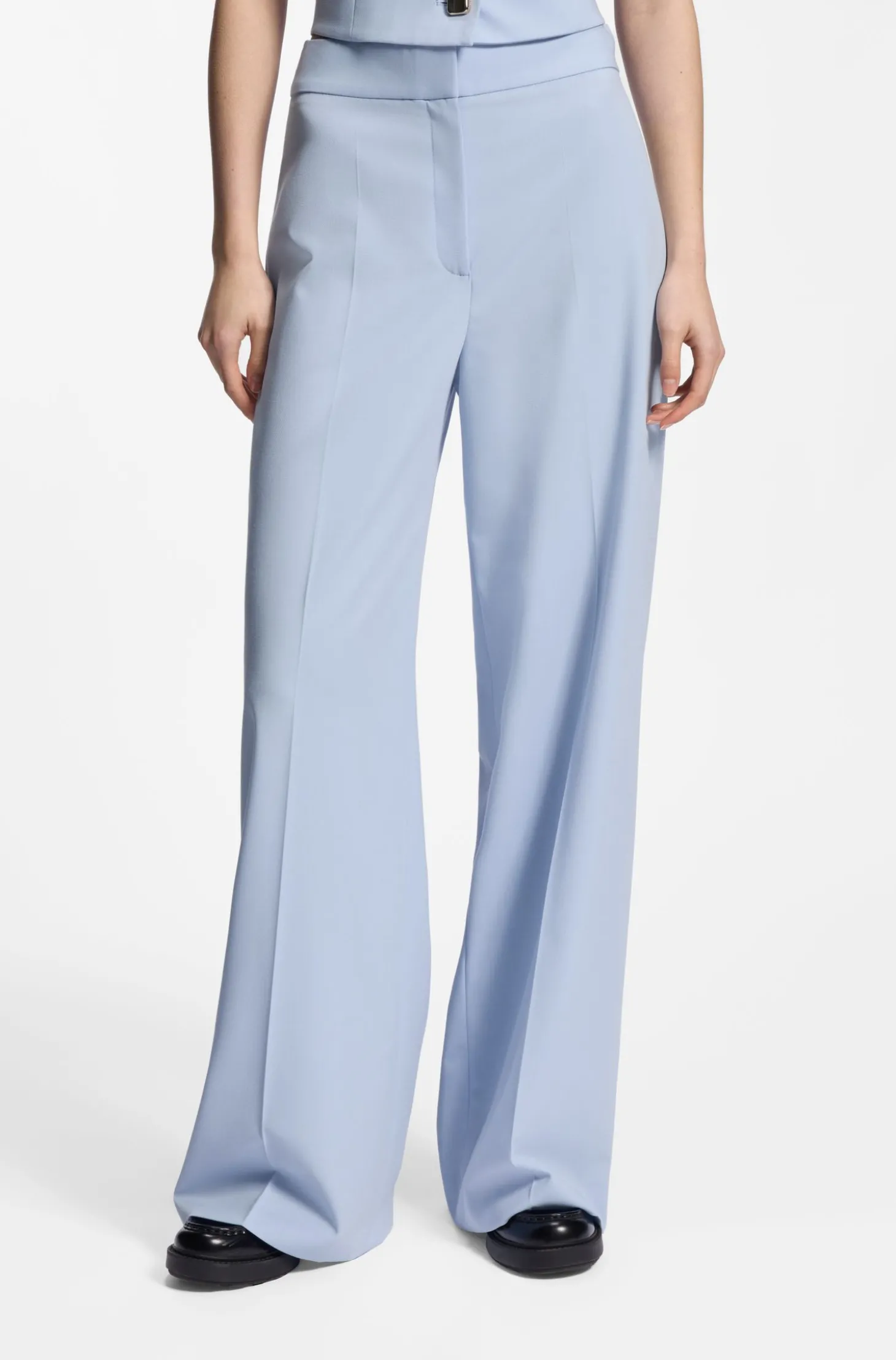 Hose aus Stretch-Gewebe mit weitem Beinverlauf