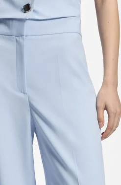 Hose aus Stretch-Gewebe mit weitem Beinverlauf