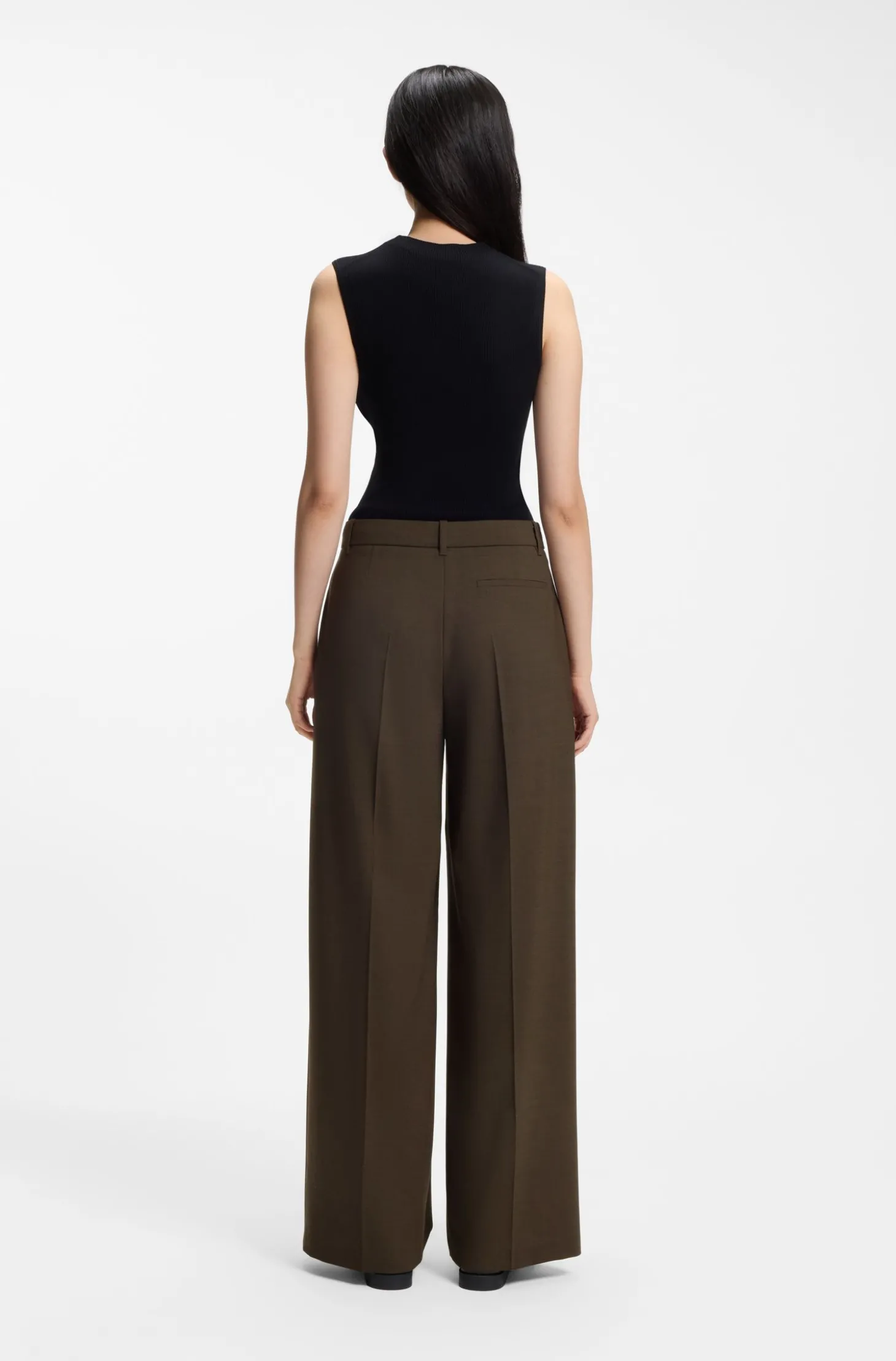 Hose aus Stretch-Gewebe mit weitem Beinverlauf und Bundfalten vorne