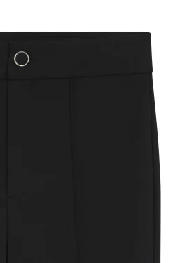 Hose mit ausgestelltem Bein und Schlitzen auf der Vorderseite
