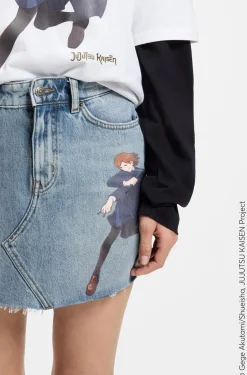 HUGO x Jujutsu Kaisen Denim-Rock mit Nobara-Print