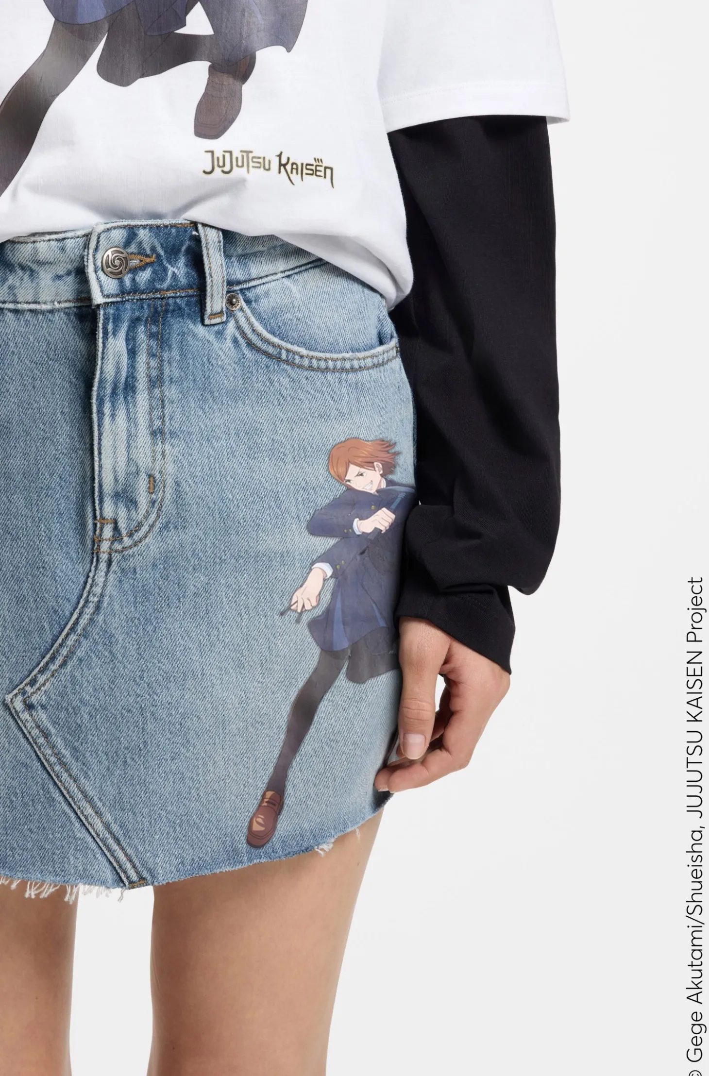 HUGO x Jujutsu Kaisen Denim-Rock mit Nobara-Print