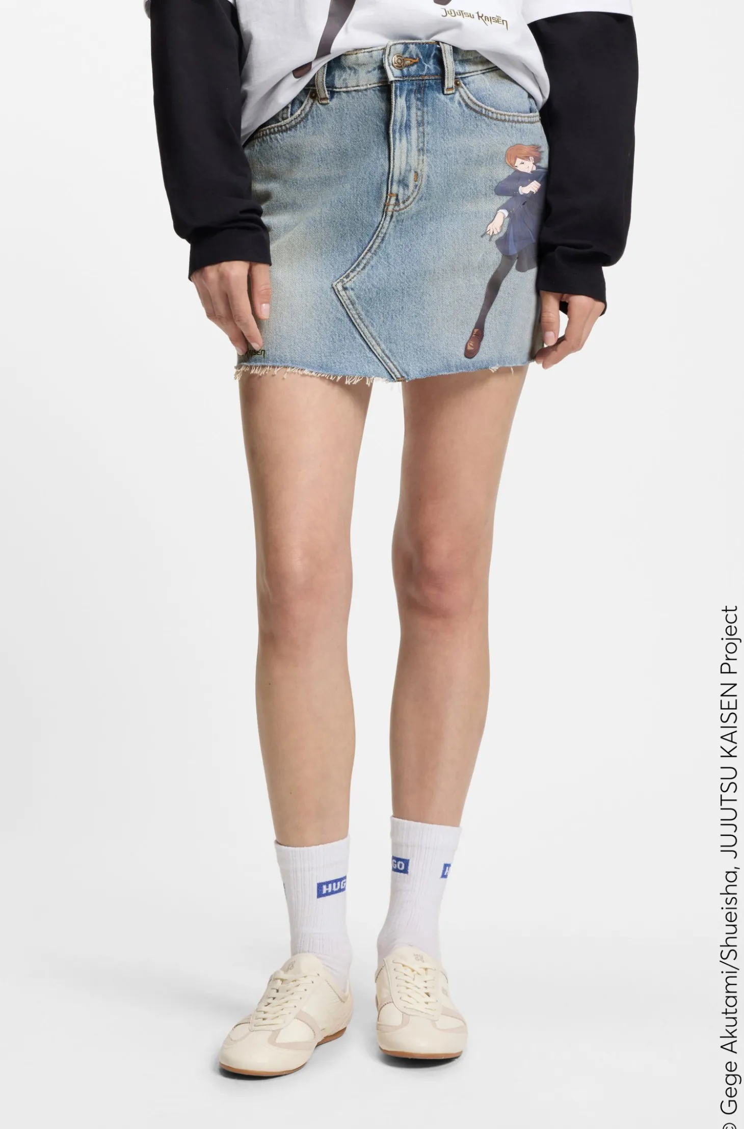 HUGO x Jujutsu Kaisen Denim-Rock mit Nobara-Print