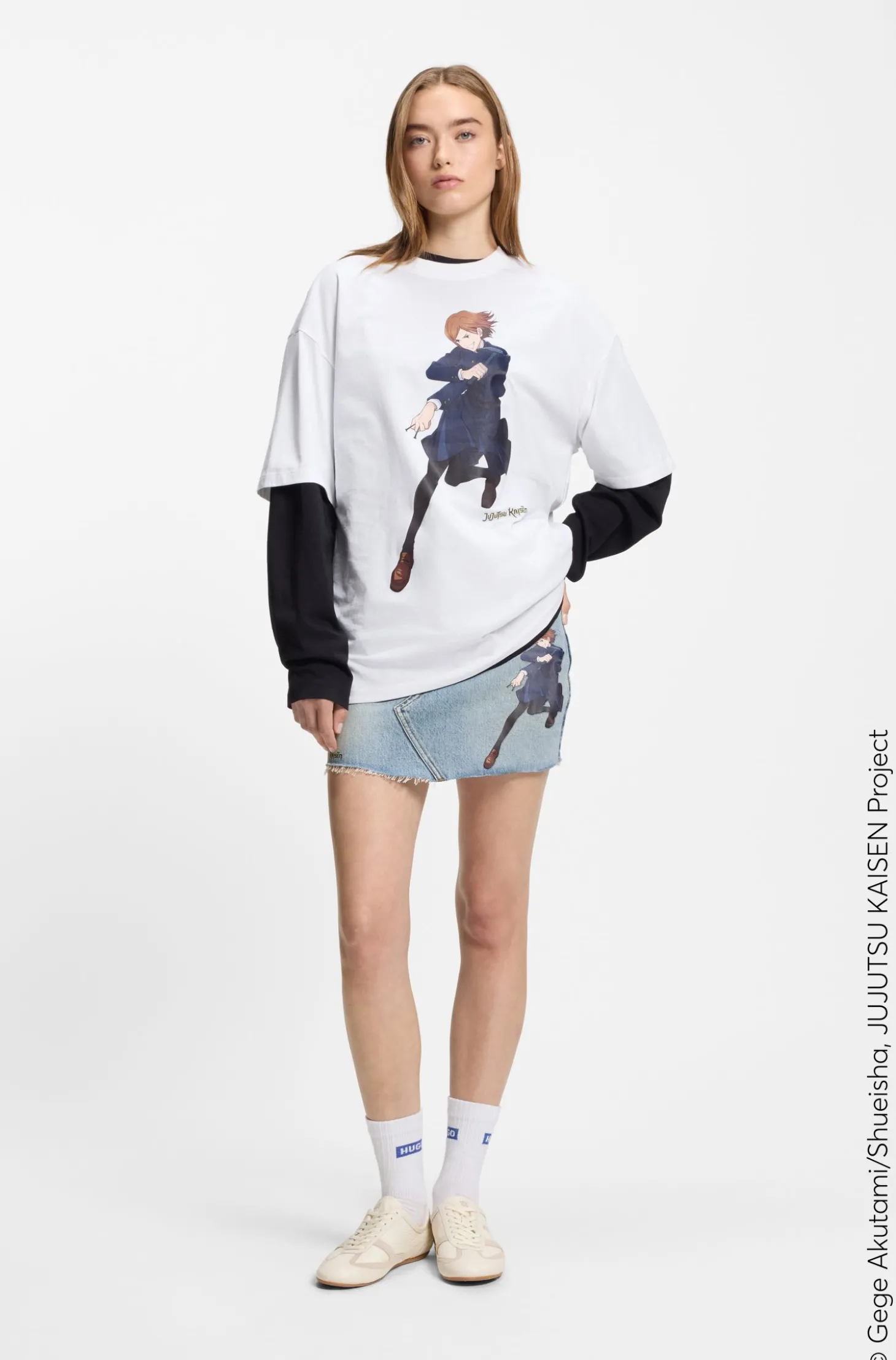 HUGO x Jujutsu Kaisen Denim-Rock mit Nobara-Print