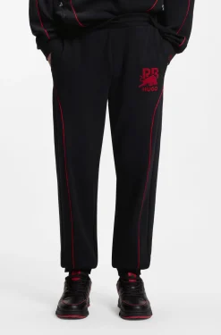 HUGO x RB Jogginghose aus Stretch-Baumwolle mit Stier-Motiv