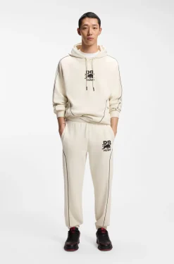 HUGO x RB Jogginghose aus Stretch-Baumwolle mit Stier-Motiv